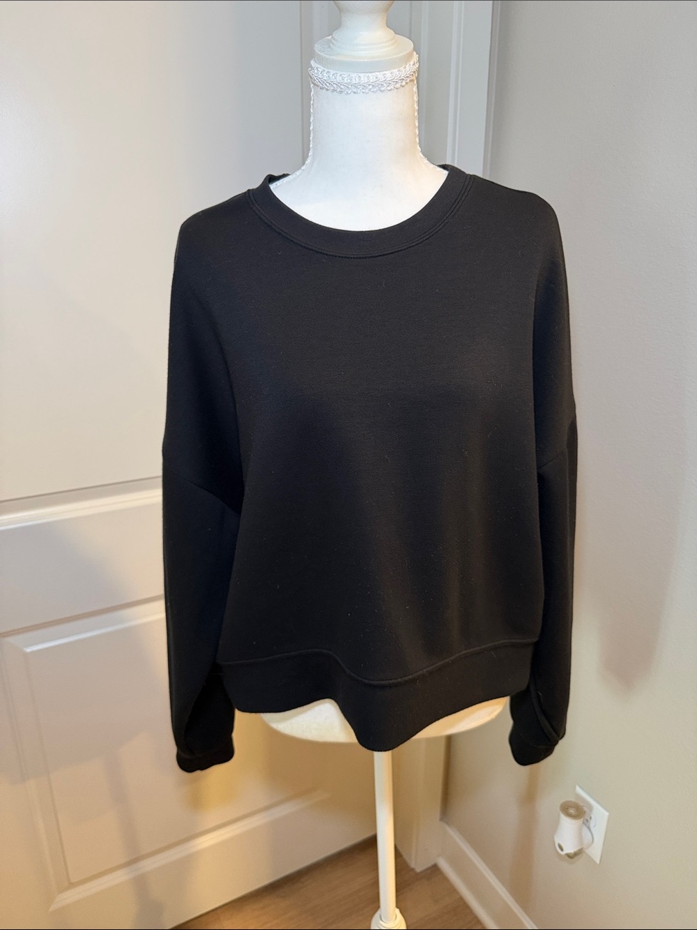 Women's Black Crewneck Sweatshirt - Minimal Pullover